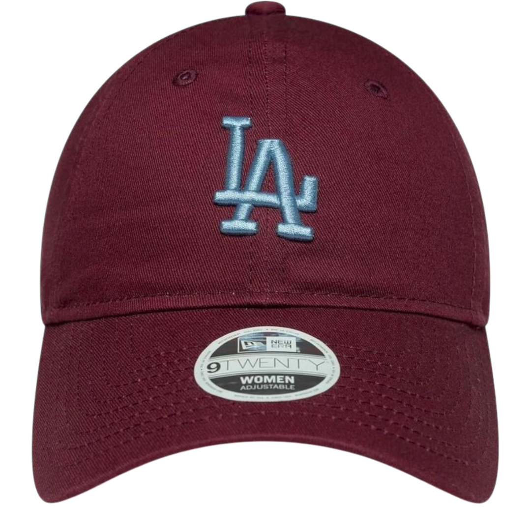HypeSelection burgundy cotton cap with light blue LA logo embroidery and adjustable strap. Classic streetwear accessory.