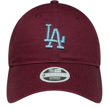 HypeSelection burgundy cotton cap with light blue LA logo embroidery and adjustable strap. Classic streetwear accessory.