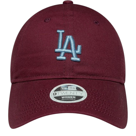HypeSelection burgundy cotton cap with light blue LA logo embroidery and adjustable strap. Classic streetwear accessory.