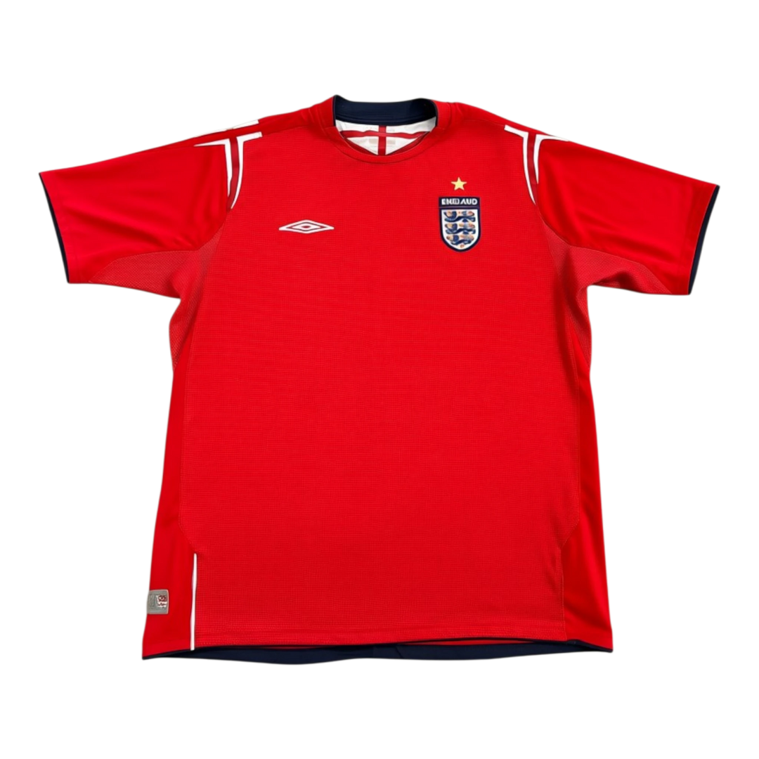 HypeSelection red 2004-06 England Umbro football shirt with white detailing and embroidered crest.