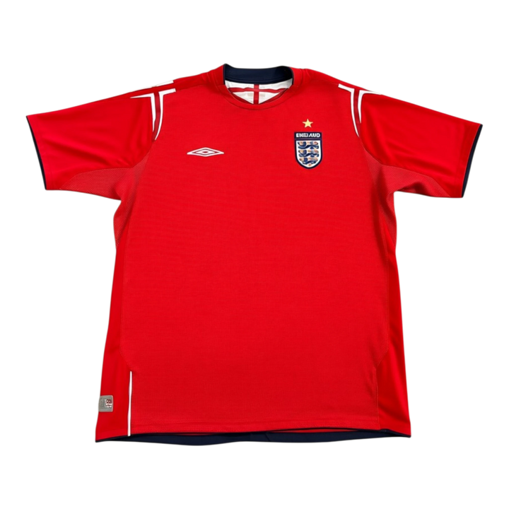 HypeSelection red 2004-06 England Umbro football shirt with white detailing and embroidered crest.