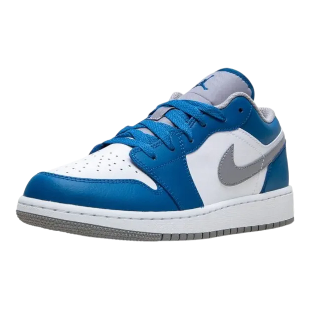 HypeSelection Jordan 1 Low True Blue (GS) sneakers with white leather, blue overlays, grey Swoosh, and perforated toe box.