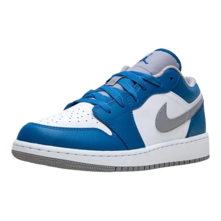 HypeSelection Jordan 1 Low True Blue (GS) sneakers with white leather, blue overlays, grey Swoosh, and perforated toe box.