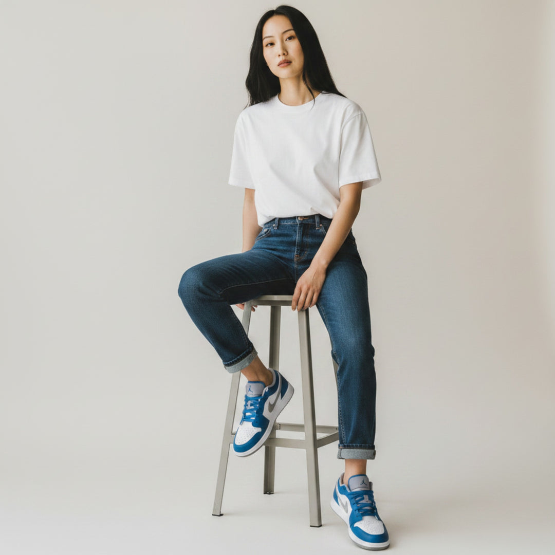 HypeSelection Jordan 1 Low True Blue (GS) sneakers with white leather, blue overlays, grey Swoosh, and perforated toe.