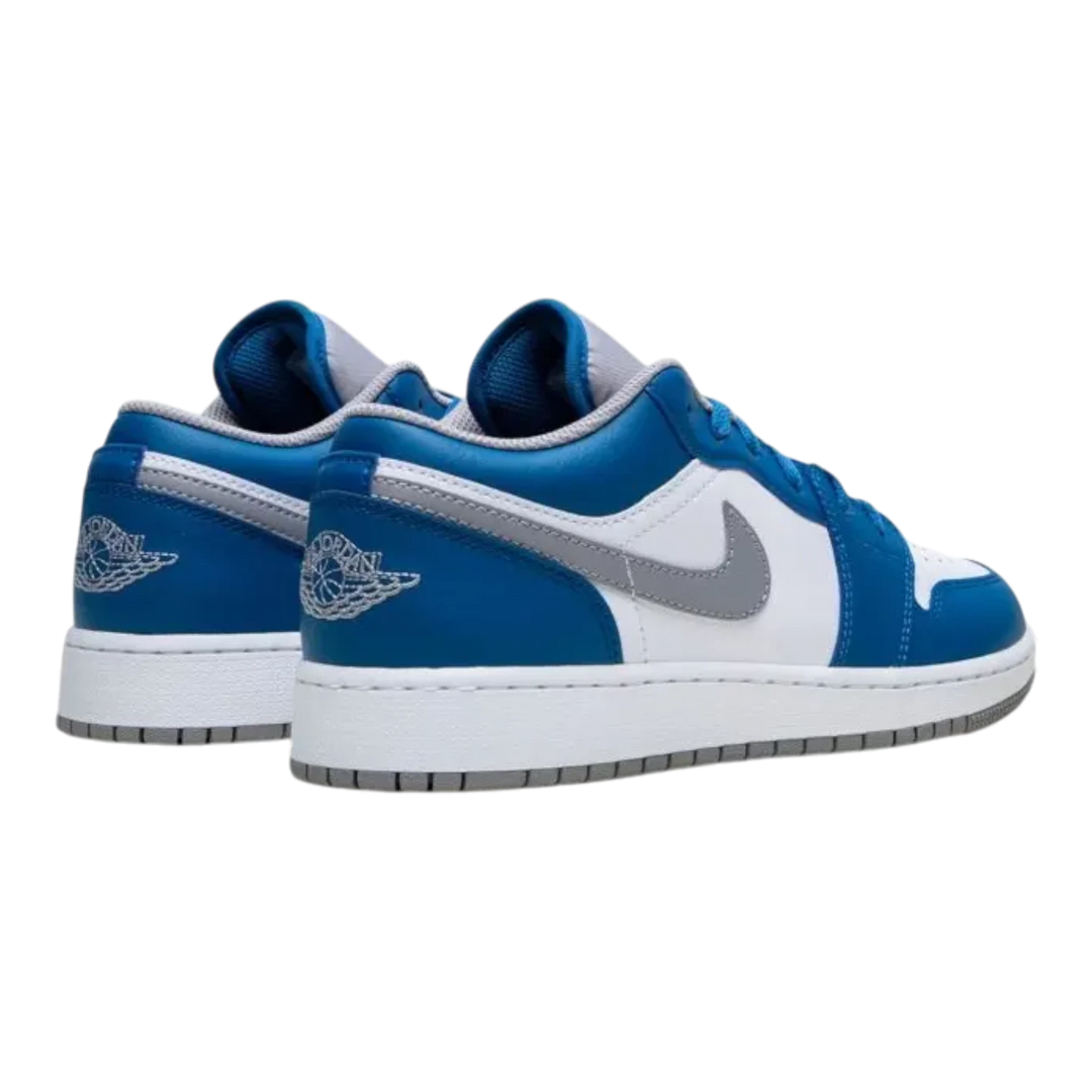 HypeSelection Jordan 1 Low True Blue GS sneakers with white leather, blue overlays, grey Swoosh, and Wings logo.