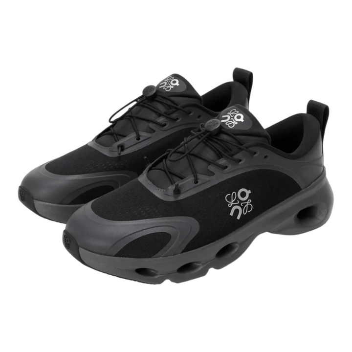 HypeSelection LOEWE x On Cloudsolo black sneakers featuring technical mesh, speed laces, and signature pebble toggle.