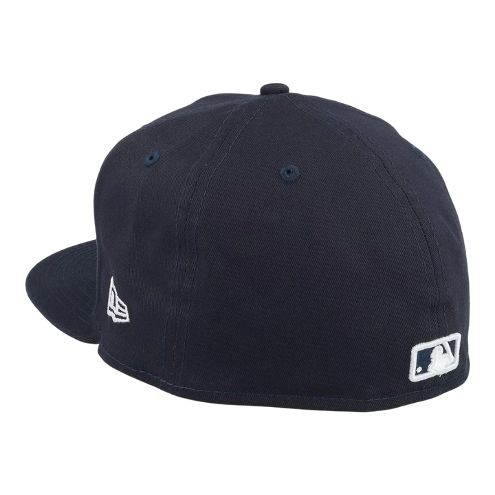 HypeSelection navy blue fitted New Era 59FIFTY cap with New York Yankees logo and side patch.