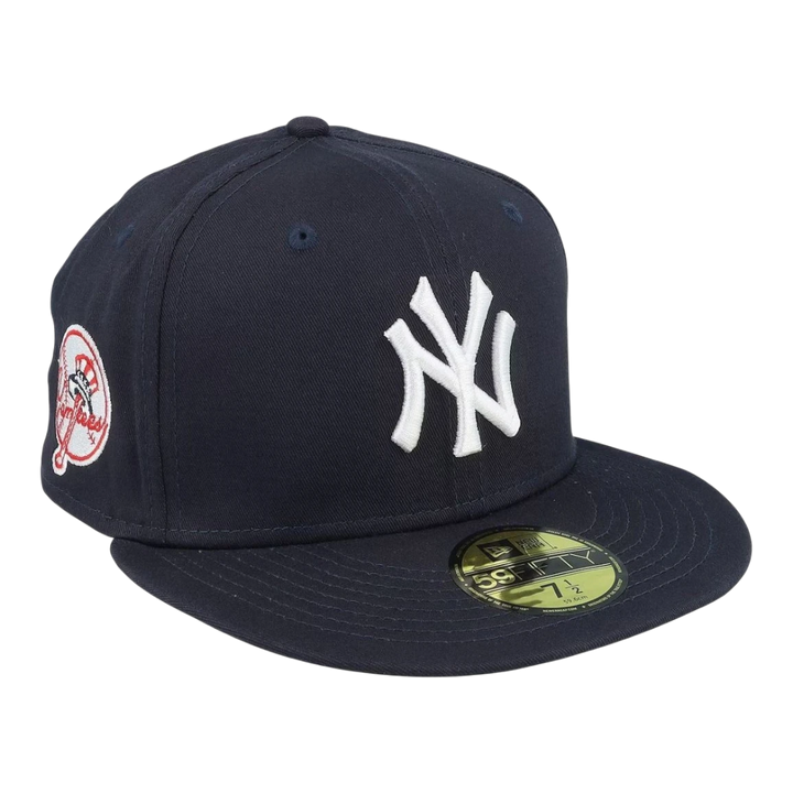 HypeSelection navy blue New Era 59FIFTY New York Yankees fitted cap with white embroidered logo and side patch.