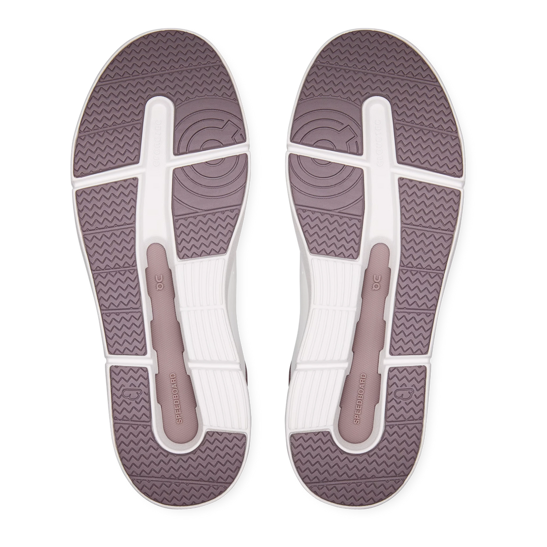 HypeSelection On Cloud THE ROGER Advantage sneaker outsoles in white and heron with herringbone grip pattern