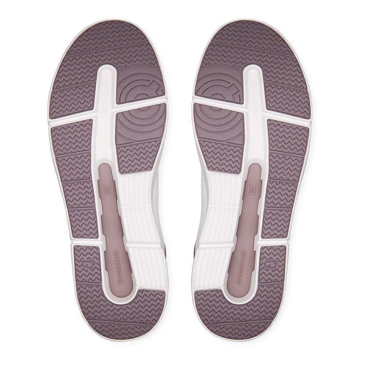 HypeSelection On Cloud THE ROGER Advantage sneaker outsoles in white and heron with herringbone grip pattern