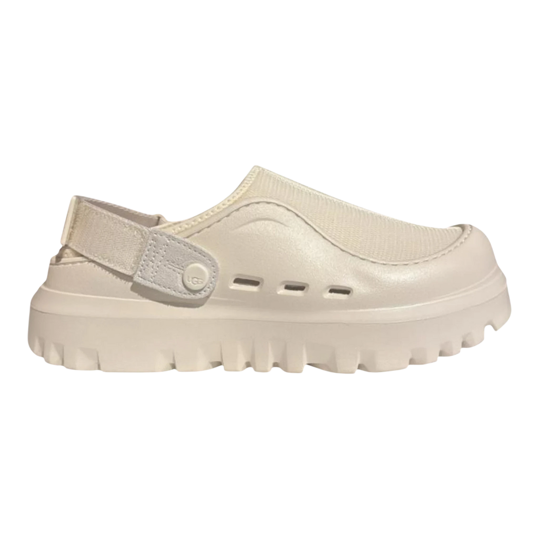 HypeSelection UGG Peakmod Clog in Jasmine off-white. Features breathable recycled mesh upper, sugarcane EVA sole, and adjustable heel strap.