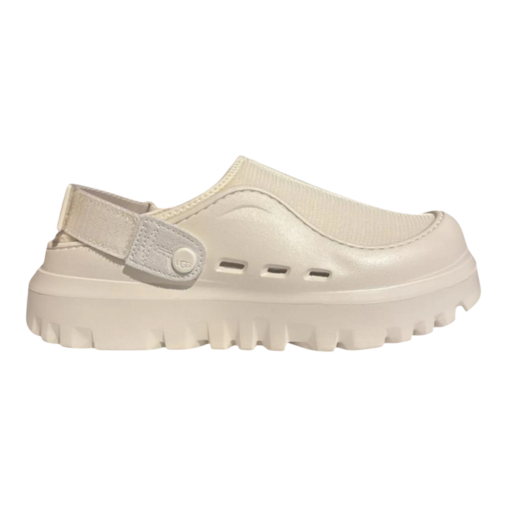 HypeSelection UGG Peakmod Clog in Jasmine off-white. Features breathable recycled mesh upper, sugarcane EVA sole, and adjustable heel strap.