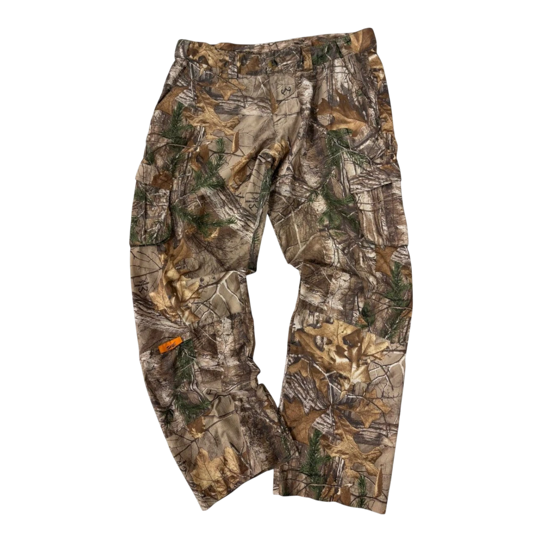 HypeSelection vintage Real Tree camouflage cargo pants with an orange tag on the left leg.